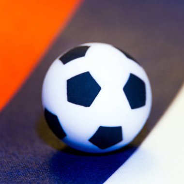 Spor kavram. Futbol bir sembolü. Bir futbol topu Rusya bayrağı mavi bir şerit üzerinde bir kare resim. Makro. Yakın çekim.