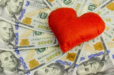 Sevilen için binlerce dolar vermek kavramı para St. Valentine's Day, evlilik sözleşmesi, için bir hediye olarak kolaylık seviyorum. Yüz dolarlık banknotlar arka plan üzerinde kırmızı kalp.