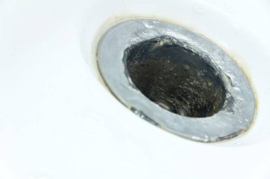Küçük Dof. Korozyon unsurları beyaz banyo, küvet veya duş ile bozuk lağım deliği. Sıhhi tesisat veya suya onarılması kavramı her şeyi yok eder. Kopya alanı.