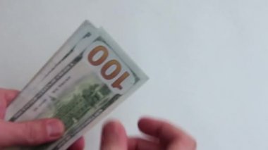 Mens eller Amerikan yüz dolarlık banknot bin dolar tutarında göz önünde bulundurun. Yakın çekim. Kavram. Beyaz arka plan. Rüşvet veya maaş. Bozulması veya iş.