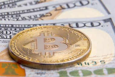 Yatırım, zenginlik ve Kripto-para alışverişi kavramı. Yüz dolarlık banknotlar zemin üzerine altın bitcoin sanal para. Yakın çekim.