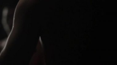 Boksörler eğitim kavga başlar. Arka plan bulanık. Netlik ön planda. Karanlık bir anahtar olarak çekim.