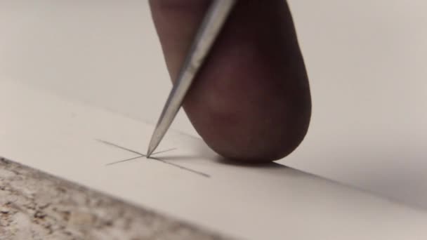 マクロ クローズ アップ 白い家具の木材チップの先端で穴を開ける — ストック動画