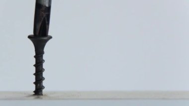 Metal sıkma işçi Sunta panelinde beyaz raf oluşturulurken canı cehenneme. Yakın çekim. Boşaltmak. Ahşap mobilya. Tornavida. DIY ev.