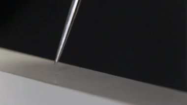 DIY ev. Ahşap mobilya. Makro. Yakın çekim. Beyaz mobilya ahşap Sunta bir ipucunda ile delik delme.