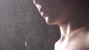 Alt kısmında bir sprey su Asya bir adamın yüzü. Damla burun, dudak ve çene. Yakın çekim.