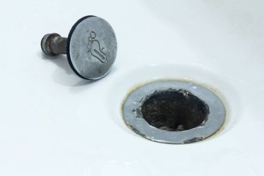 Sıhhi tesisat onarılması kavramı. Eski kırık cork banyo veya duş yanındaki kanalizasyon drenaj deliktir. Kopya alanı.