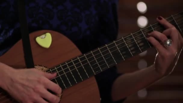 Een Meisje Een Blauwe Jurk Een Akoestische Gitaar Spelen Handen — Stockvideo