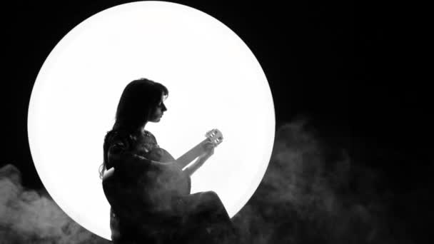 Silhouette Una Ragazza Musicista Una Giovane Donna Suona Una Chitarra — Video Stock