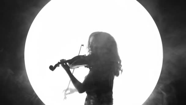 Fragmento Vídeo Blanco Negro Una Hermosa Chica Tocando Violín Sobre — Vídeo de stock