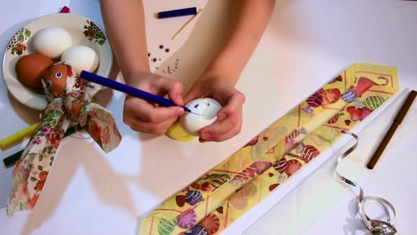 Enfant Dessine Drôle Visage Sur Œuf Blanc Décoration Pour Pâques — Video