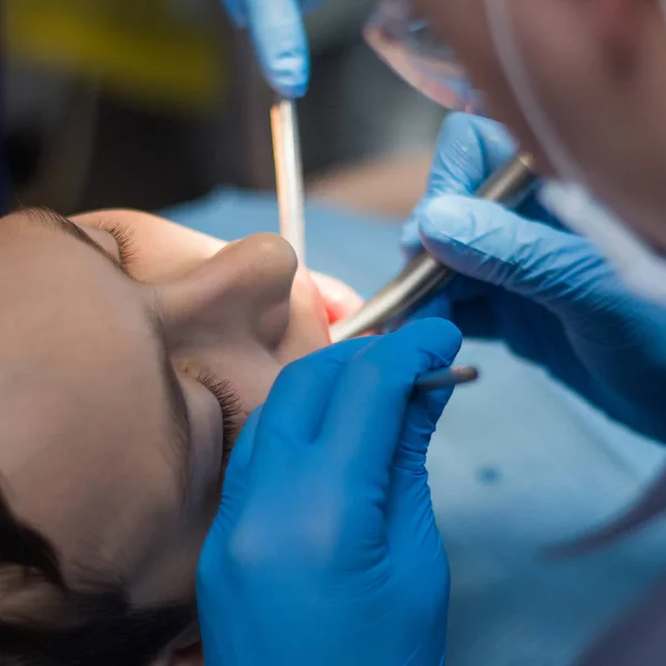 Een tiener in de tandheelkunde bij de benoeming van een tandartsen. Behandeling van tanden. Een vierkante afbeelding. — Stockfoto