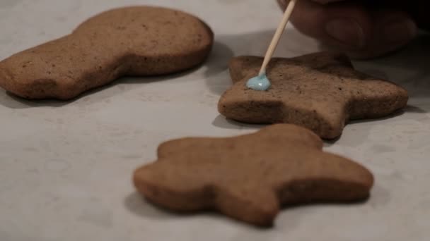 Biscoitos Natal Estão Sobre Mesa Mão Das Crianças Pinta Biscoitos — Vídeo de Stock