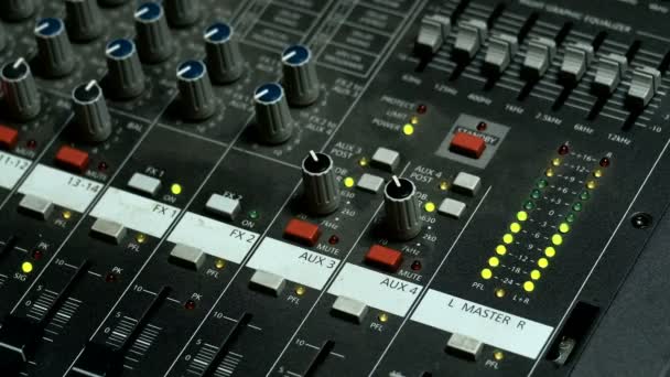 Audio Mixer Fernbedienung Zur Anpassung Des Sounds Musikfestival Blinklichter Zeigen — Stockvideo