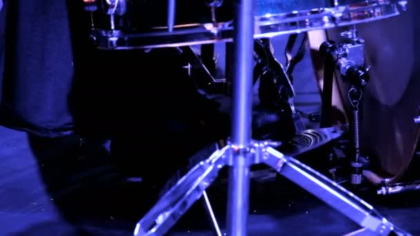 Барабанщик Концерт Барабанні Ноги Натискають Педаль Щоб Ударити Бас Барабан — стокове відео