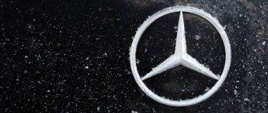Kazakistan, Kostanay, 2019-01-19. Kar taneleriyle kaplı sembolik Mercedes logosu. Kış. Yakın plan. Siyah bir arabanın bagajı. Uzayı kopyala Mercedes-Benz Alman Daimler Ag şirketinin üreticisi..