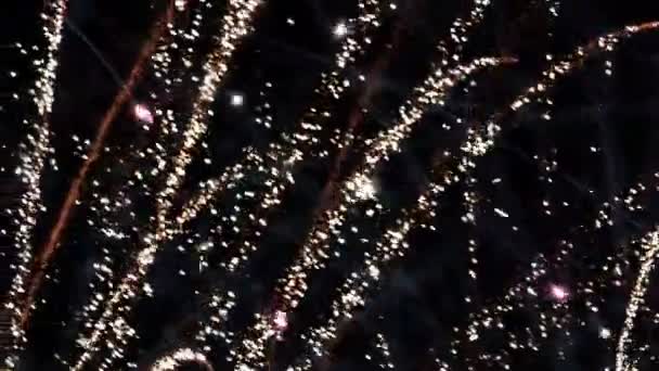 Closeup Flashes Fireworks Dark Sky Zoom Out Bright Fiery Bursts — Stock Video