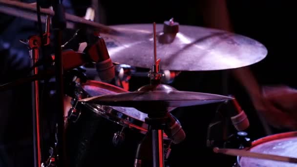 Davulcu Konser Metal Tabaklarda Yemek Çubuklarıyla Müzisyen Ritmi — Stok video