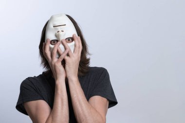 Garip psikedelik konsepti. Uzun saçlı bir adamın yüzünde ters dönmüş bir maske vardır. Erkek vücudu, bir kişinin psikofiziksel durumunu veya zihinsel bozukluğunu tanımlar..