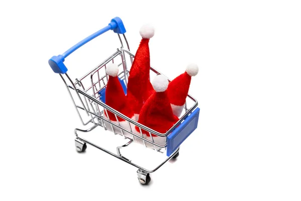 기념품 쇼핑 트롤리에 산타 클로스 네 명. 흰색에 고립된 물체입니다. 가족의 크리스마스 쇼핑, 할인, 판매를 위한 새해 계획. — 스톡 사진