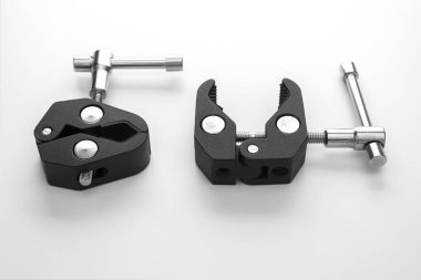 Fotoğraf aksesuarları için kapalı ve açık formda iki klip. Monitör veya kamera tipi yengeç mandalı için siyah kıskaçlar. Alüminyum alaşımlı sihirli bir kol için 14 ve 8 inç vida.