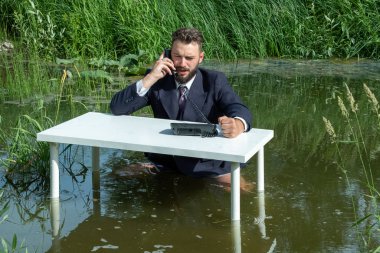 Takım elbiseli haşin bir patron telefonda küfür ediyor. Rahatlayan bir iş adamının komik durumu. Bir müdürün rutin ve günlük çalışması ya da teknik destek uzmanı. Ofis bataklık konsepti.