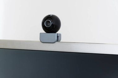 Video kayıt ve gözetleme için ekipman. Bilgisayar ekranında bir web kamerası. Siber güvenlik, uzaktan izleme, koruma ya da gizlilik kavramı, ağabey. Uzayı kopyala Yakın plan..