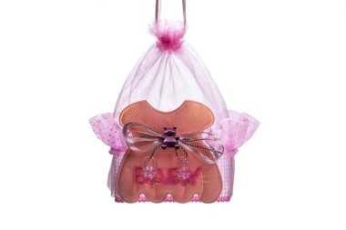 Çocuk hatıra oyuncağı. Bebek beşiği. Küçük bir ninni. Yeni doğmuş bir bebeğin pembe sembolü. Beyaz bir arka planda izole edilmiş. Çocukluk tasarımı için nesne.