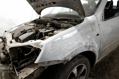 Araba tamir atölyesindeki yıpratıcı kağıtların yardımıyla kazadan sonra boyamak için bir araba gövdesi. Çarpışmadan sonra iyileşme. Garajda araç tamiri..