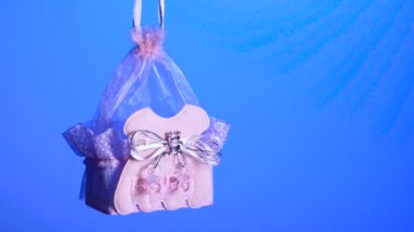 Tehlike. Çerçevesinde yalnız bir bebek yazılı oyuncak beşiği asılı. Çocukluk ve hafif ambulansın sembolü. Uzayı kopyala Ciddi hastalık ve ilgi kavramı.