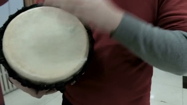 Muzyka Etniczna Nowoczesnym Wnętrzu Budynku Zbliżenie Ręki Perkusisty Prawdziwy Dźwięk — Wideo stockowe