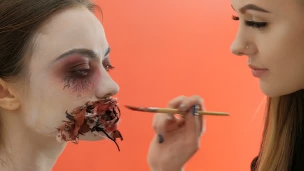 Mund Und Blutige Farbe Auf Einen Pinsel Der Weiblichen Hand — Stockvideo
