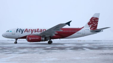 2019-12-18 Kostanay, Kazakistan. Airbus A320 uçağı kış havaalanına park edilmiştir. Kazakistan Havayolları 'nın Nur Sultan' dan Kostanay 'a ilk uçuşu.
