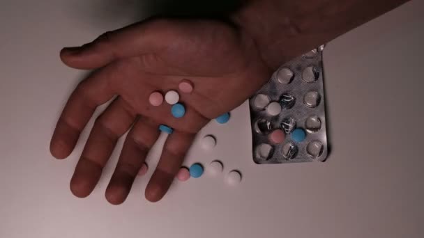 Tangan Kanan Pria Dengan Pil Latar Belakang Putih Dan Kilatan — Stok Video