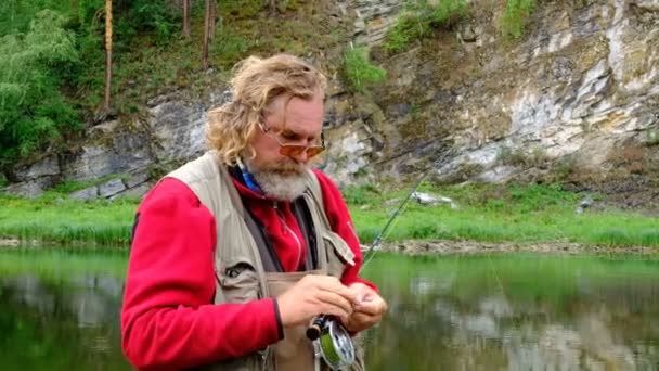 Pesca Con Mosca Pescador Con Una Caña Pescar Ata Una — Vídeos de Stock