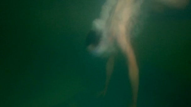 这个蒙面少年在游泳池里潜水和游泳 身体周围都是气泡 那个穿着泳裤的家伙 — 图库视频影像