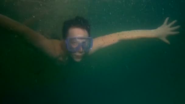 Der Typ Mit Der Bademaske Schwimmt Unter Wasser Hielt Der — Stockvideo