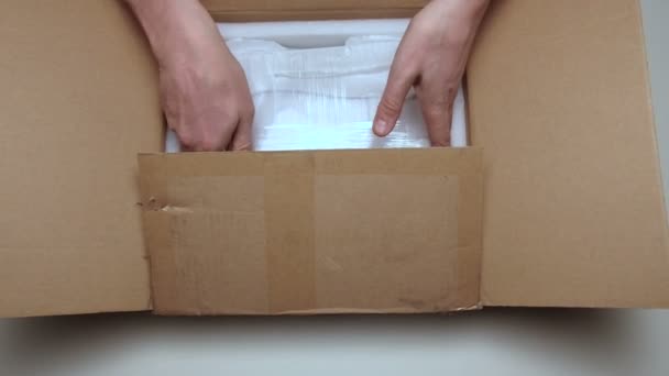 Auspacken Des Pakets Ein Mann Aus Einem Paket Nimmt Etwas — Stockvideo