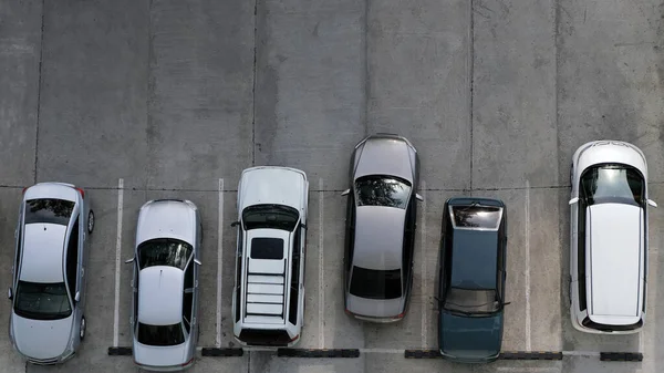 Pemandangan dari atas parkir mobil penuh dengan kendaraan. Ruang penyalinan . Stok Lukisan  