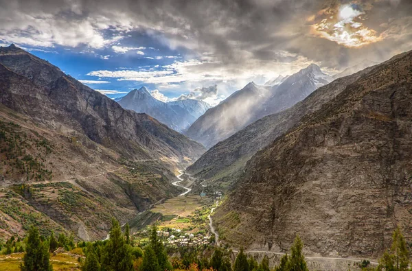 Dramatiska landskap i Himalaya-bergen — Stockfoto