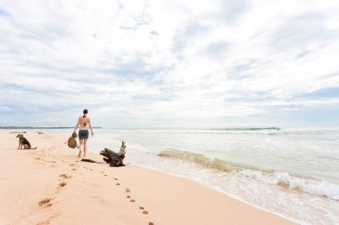 Sri Lanka - Ahungalla - Out köpek ile dolaşmak