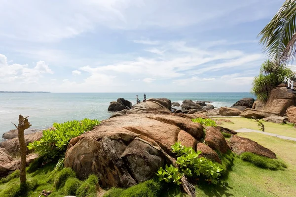 Sri Lanka - Ahungalla - Beach vegetation where live is still eas — Stock Photo, Image