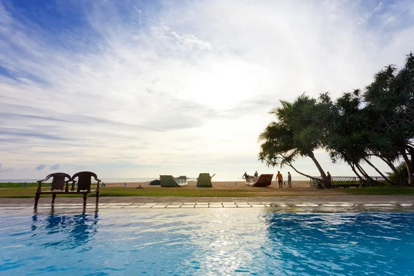 Ahungalla, Sri Lanka - DICIEMBRE 2015 - Una vista de la piscina del hotel de peop — Foto de Stock