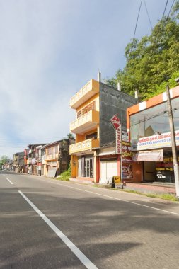 Balapitiya, Sri Lanka - Aralık 2015 - standart kentsel dükkanlar 