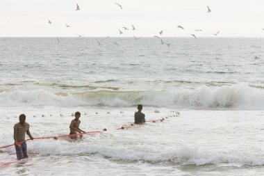 Akurala Beach, Sri Lanka - Aralık 2015 - Yerli balıkçılar reel