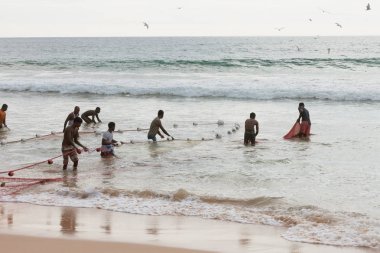 Akurala Beach, Sri Lanka - Aralık 2015 - Yerli balıkçılar reel