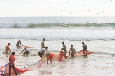 Akurala Beach, Sri Lanka - Aralık 2015 - Yerli balıkçılar reel