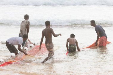 Akurala Beach, Sri Lanka - Aralık 2015 - Yerli balıkçılar reel