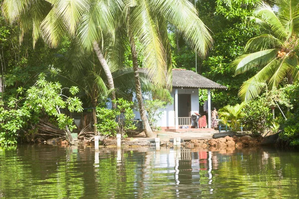 Madu Ganga, Balapitiya, Sri Lanka - DICIEMBRE 2015 - Vida indígena — Foto de Stock