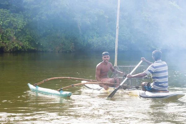 Madu Ganga, Balapitiya, Sri Lanka - DECEMBER 2015 - Native fishe — Stock Photo, Image